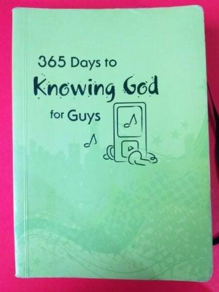 365 Days To Knowing God For Guys - Carolyn Larsen.