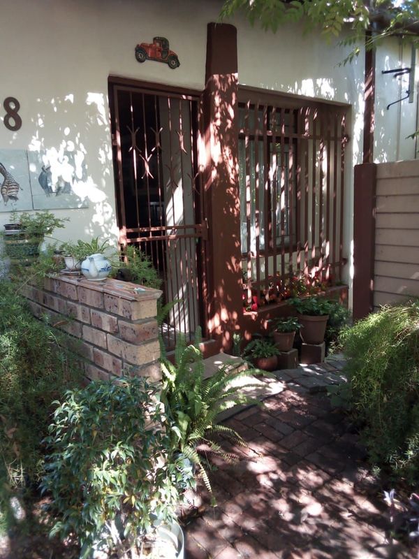 4 Bedroom Freehold For Sale in Mountain View