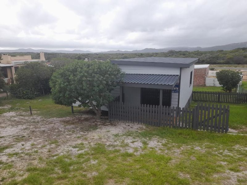 HOUSE FOR SALE IN PEARLY BEACH, OVERBERG REGION.