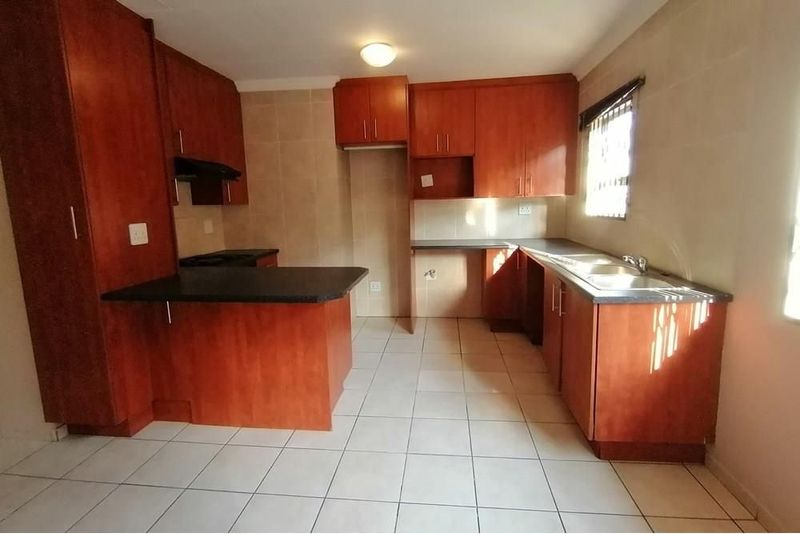 SPACIOUS 2 BEDROOM AVAILABLE IN A SECURE COMPLEX IN ALBERTON NORTH