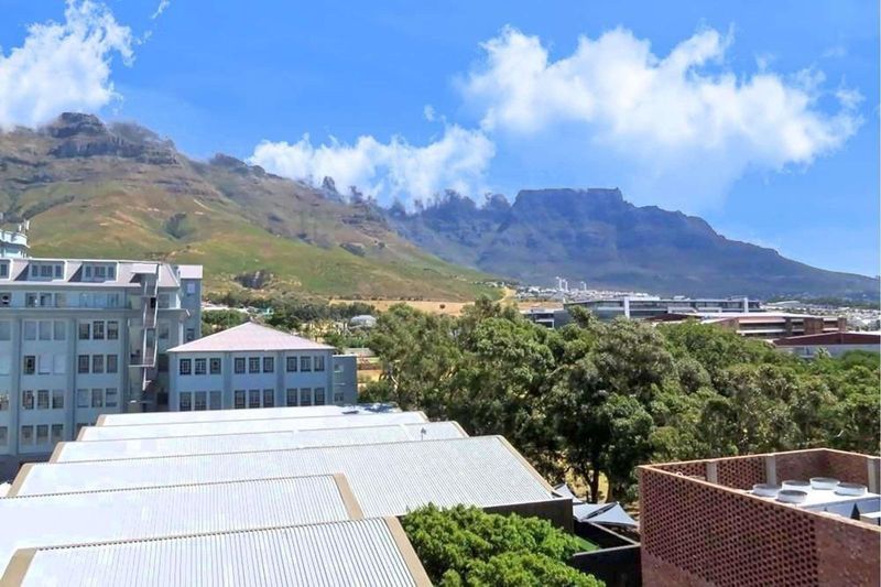 Spectacular Views of Iconic Table Mountain! Charming 1 Bedroom Apartment in Woodstock, Cape Town