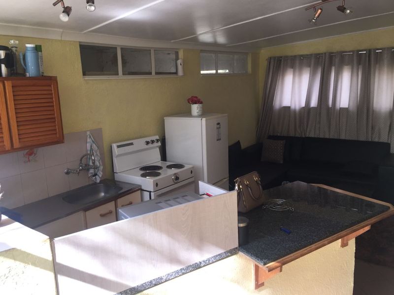Specious 1 Bedroom,  Lounge,  Kitchen,  And 1 Bath Garden Cottage In Florida North, Roodepoort