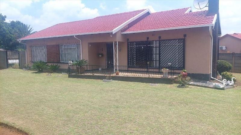 Charming Single-Storey Haven: 3-Bedroom Home with Pool and Lapa