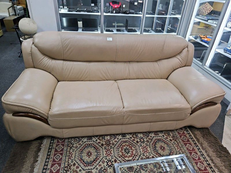 2 SEATER LEATHER COUCH