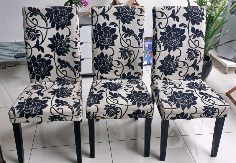 6 Dining room chairs for sale R1500