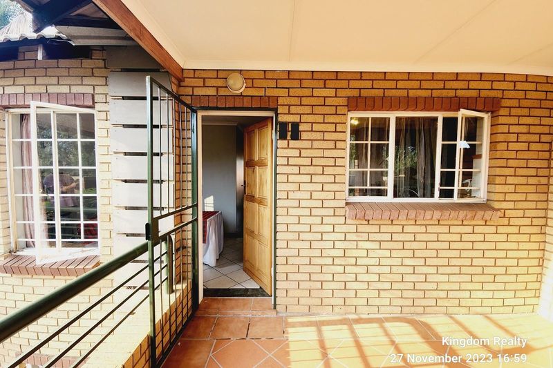 Townhouse for Sale in Moreleta Park Pretoria - 2 Bedroom