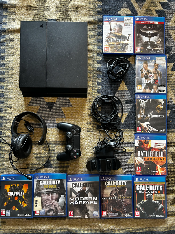 PS4 &#43; 10 GAMES &#43; PS4 EXTRAS