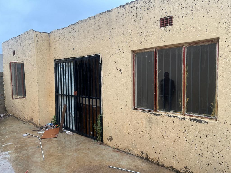 2 BEDROOM HOUSE FOR SALE IN PROTEA EXT 11-CASH BUYERS ONLY.