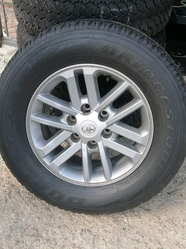 Toyota Hilux 17 TWINSPOKE Mag Rim (WITH USED TYRE)