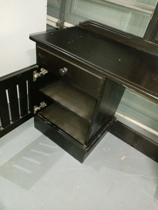 Dresser table with mirror