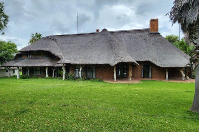 Lodge - South Africa - 6 Bedroom thatched lodge with 3 Chalets - sleeps 24 plus people