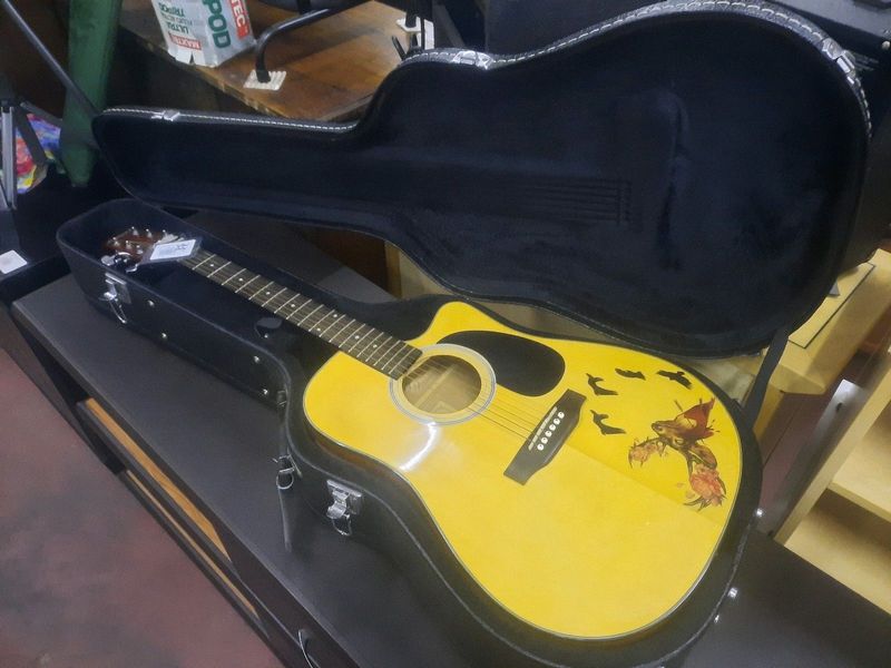Acoustic Guitar with Hard Case for R5250