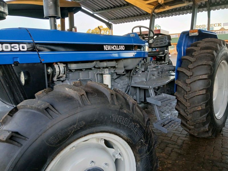 New Holland 8030 4WD. 120hp/91kw 6cyl.