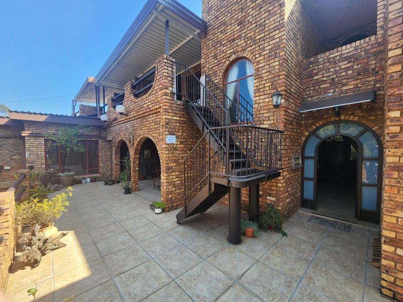 Luxurious Lakeside Living!! 9-Bedroom Mansion with Breathtaking Views of Hartbeespoort Dam!!