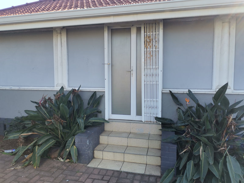 Bachelor unit with own kitchen and hot shower to let at Umbilo R3300 call 0717584458
