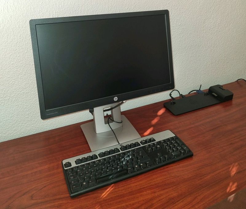 HP Elite Display E232 23&#34; monitor,  HP KU 0316 keyboard and Docking Station - R1500