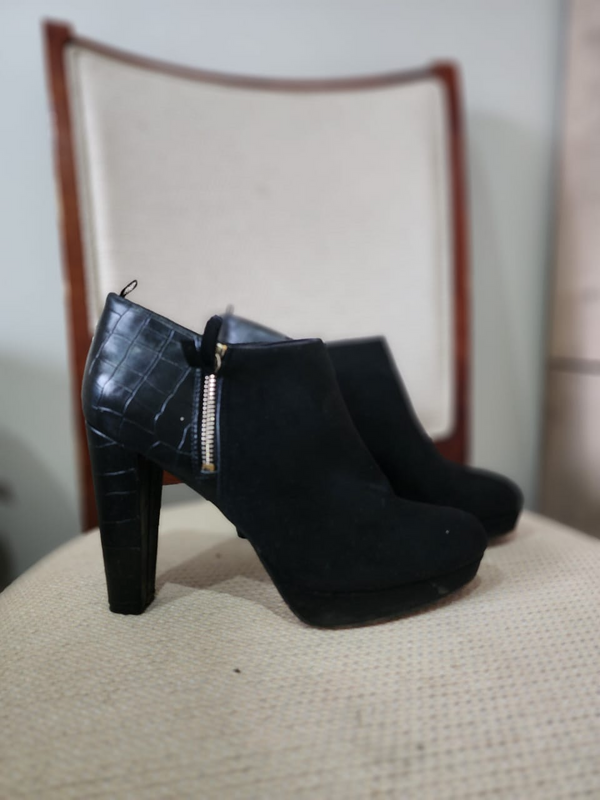 Black fauxx leather and suede H&amp;M ankle  size 7. R350 black in color.