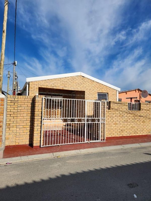 FOR SALE : 3 Bedroom House in Greenpoint , Khayelitsha - Cape Town