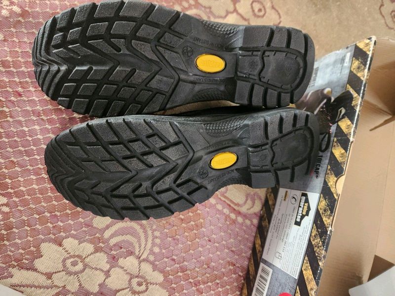 Safety Shoes - size 6 - New