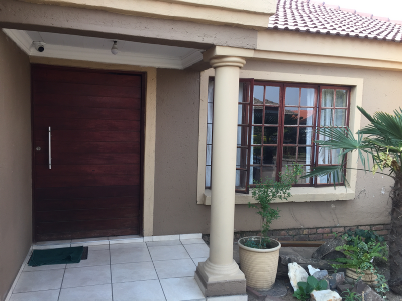 Stand alone House for rent in X 4 Olievenhoutbosch,  R55 Road.