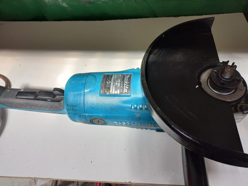 Makita 230mm Angle Grinder GA9020