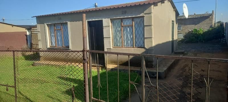 2 bedroom rdp house for.sale in daveyton etwatwa for R280 000 with title deed