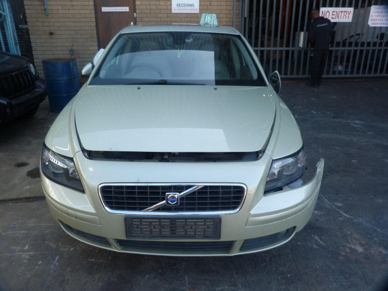 Volvo S40 T5 Manual Gold - 2005 STRIPPING FOR SPARES