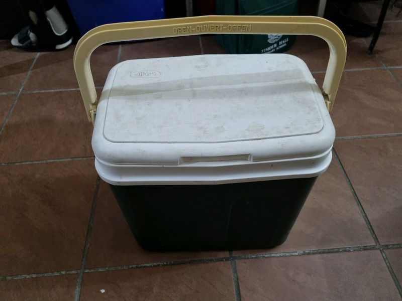Old cooler box size 40x27x41cm