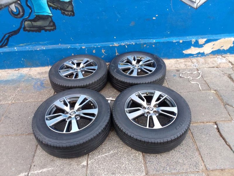 A set of 17inches original toyota rav4 mags 5x114.3 PCD with tyres also fit hyundai tucson ix35