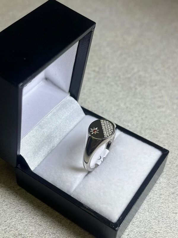 Signent ring with cubic zirconia