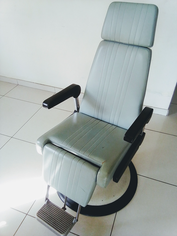 Retro Barber&#39;s Chair