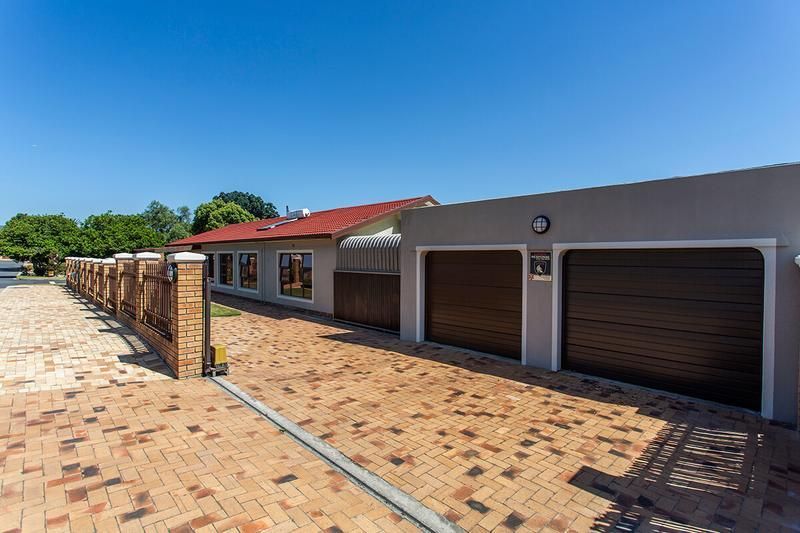 Protea Heights - Modern 4 Bedroom Family home walking distance to schools