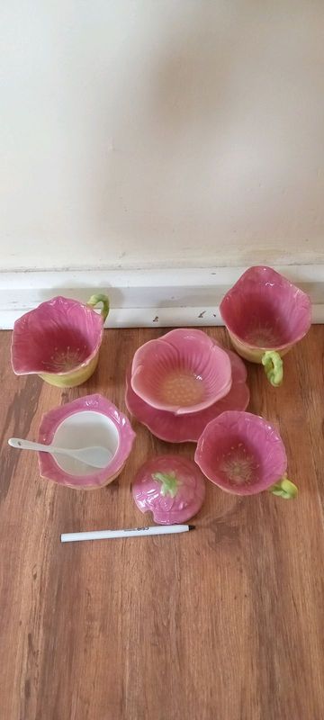 Family flower cups, sugar, milk bowl set
