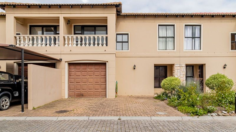 Spacious, Pet Friendly 3 Bed Townhouse with a built-in braai