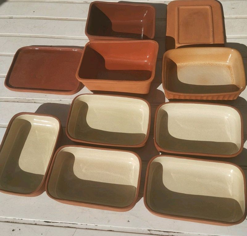 8x Terracotta Oven Bowls and 2 Lids