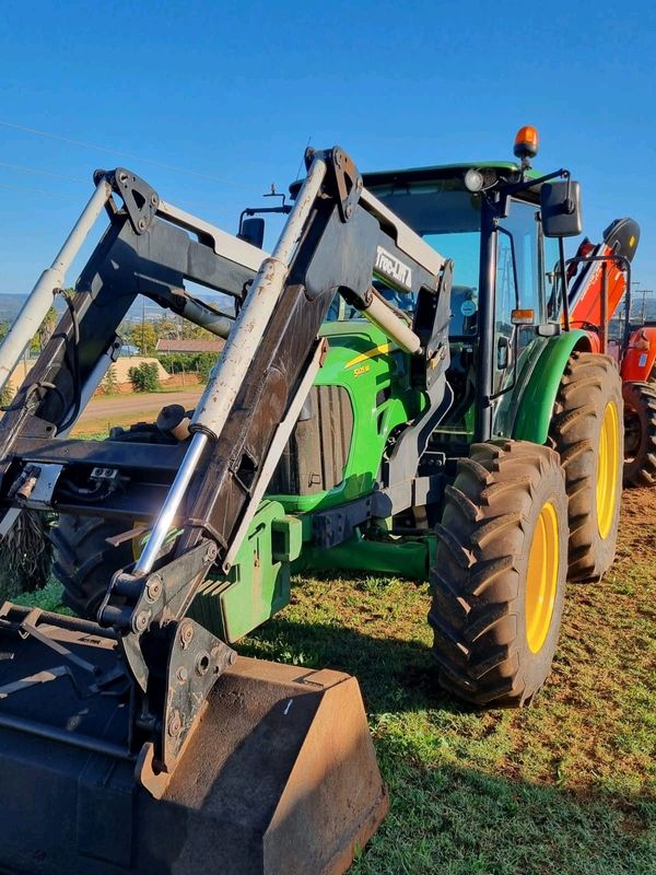 John Deere 5105M