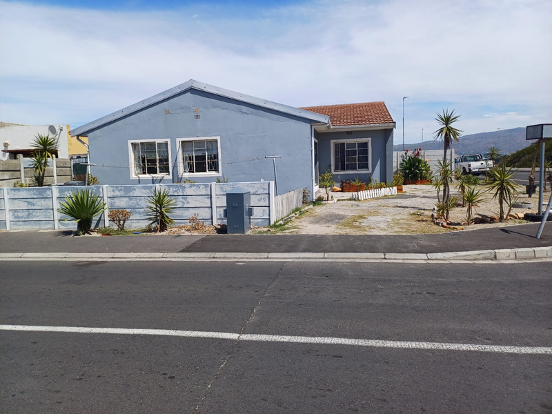 Two houses on one plot, Grassy Park.