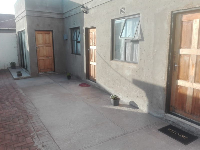 Insuite, big room with own toilet and shower in Protea Glen Ext 16  for rental.