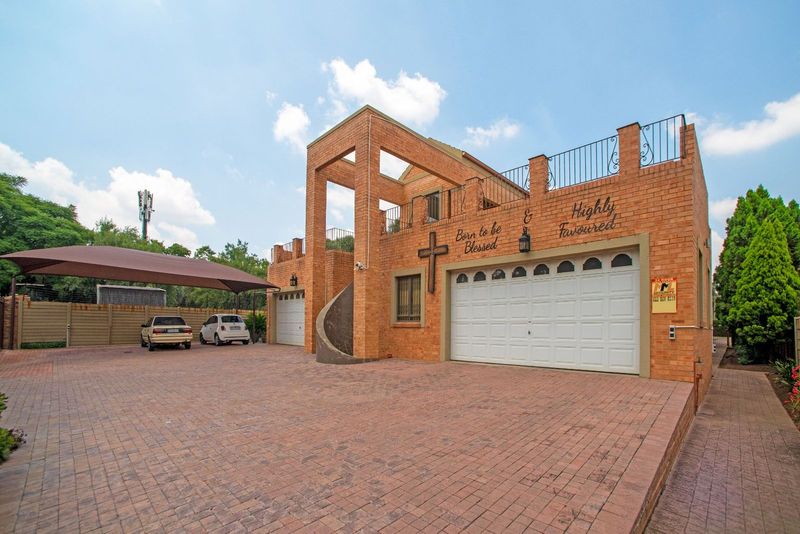 Timeless &amp; Charming Contemporary Face brick Home with Flexible Layout and Premium Features.