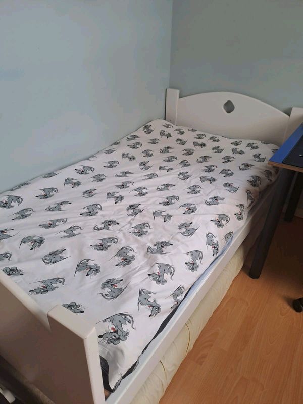 Kids bed with safety rails and mattress