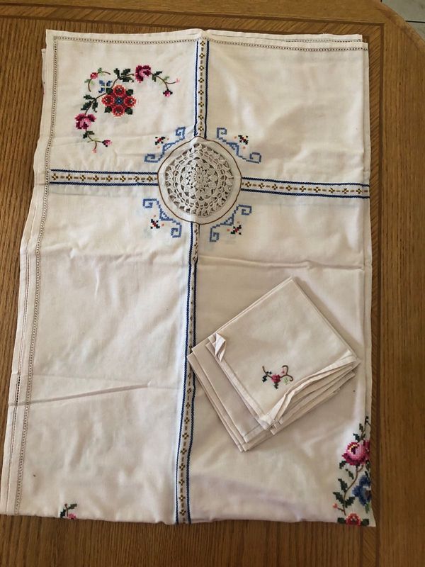 8 tablecloths and embroidered runners