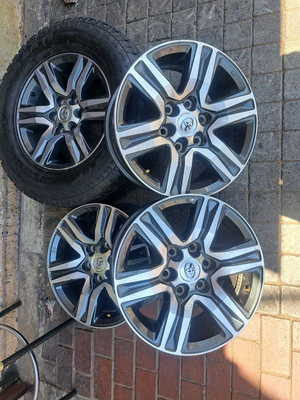 17 Inch Toyota Hilux, Fortuner mags for sale.