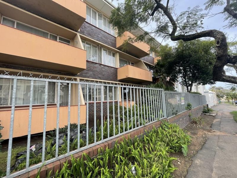 Newly-painted one-bedroom apartment to rent in Edcoma Court, Southernwood
