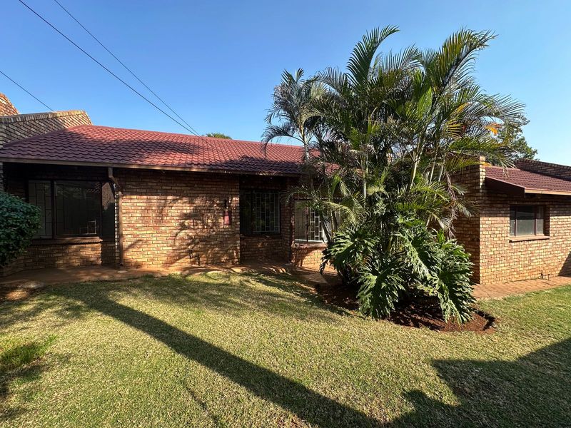 Charming 3 Bedroom House close to Garsfontein Schools