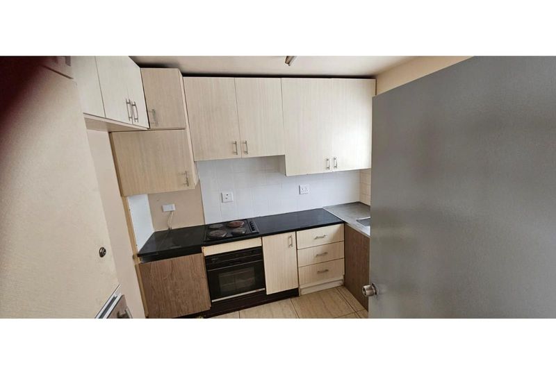 Conveniently Located 3 Bedroom 1 En-suite Apartment with Parking in South Beach