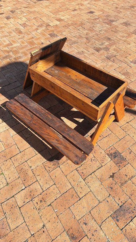 4 seater picnic table with built in sand tray