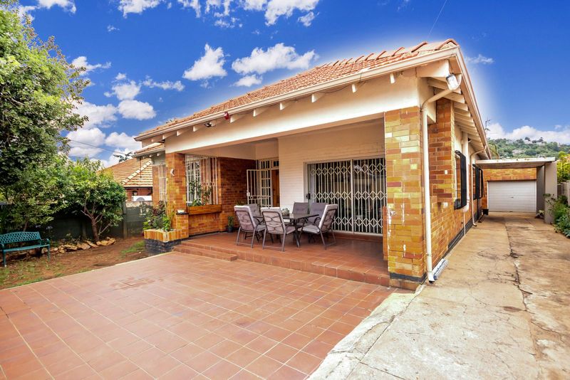 Orange Grove- Spacious family home with cottage near Linksfield Clinic.