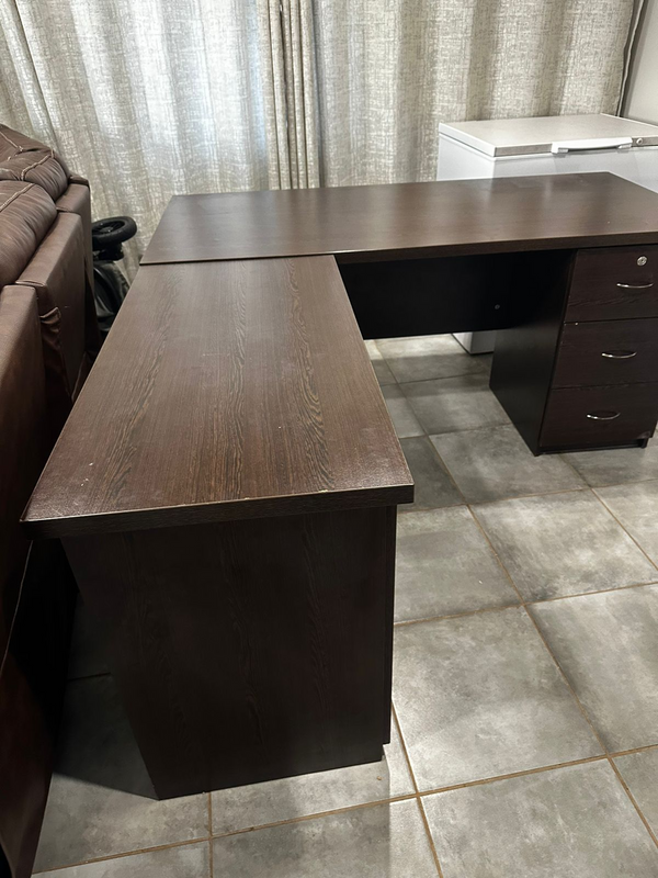 L Shape Office Desk for Sale - Asking price: R2500