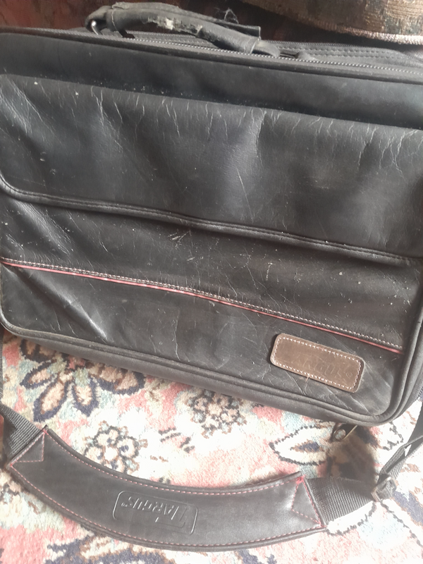 TARGUS...ALL Leather,laptop carry-bag in,EXCELLENT USED condition ! For 35cm,PLUS screen..tks