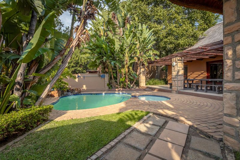 Douglasdale Lifestyle 2 Bedroom Apartment with Private Garden &amp; Pet friendly.